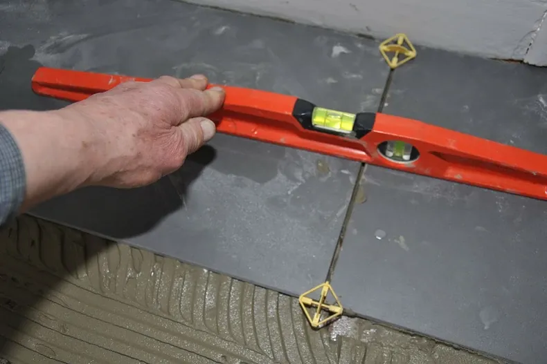 Pose du carrelage et outils utilisés