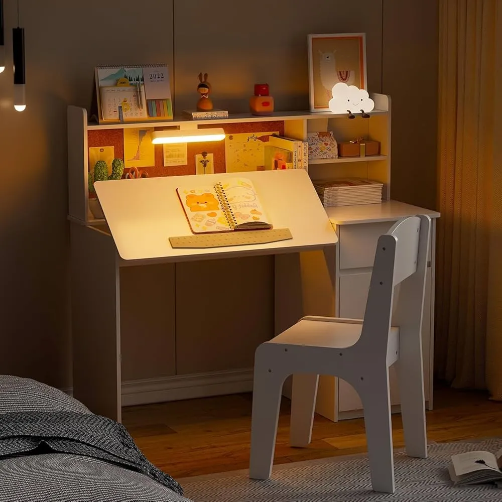 Petit bureau intégré dans un séjour lumineux avec étagères murales, chaise compacte, lampe orientable et rangements discrets pour un espace devoirs familial