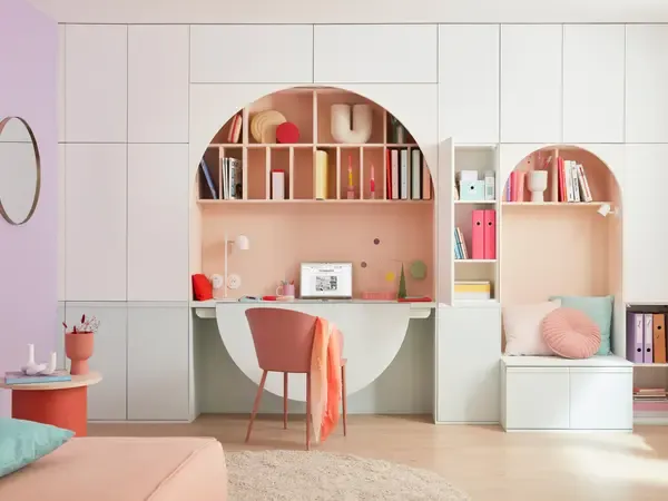 Coin devoirs dans une chambre d’enfant avec bureau mural peu profond, chaise ergonomique, étagères verticales et boîtes de rangement bien étiquetées