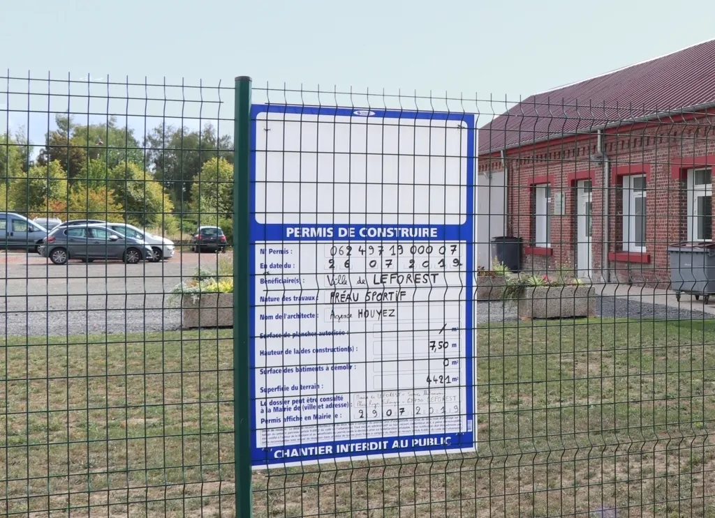 Panneau de permis affiché clairement sur terrain